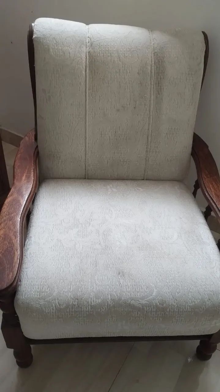 Poltronas em madeira estofadas belíssimas vintage  - Foto 3