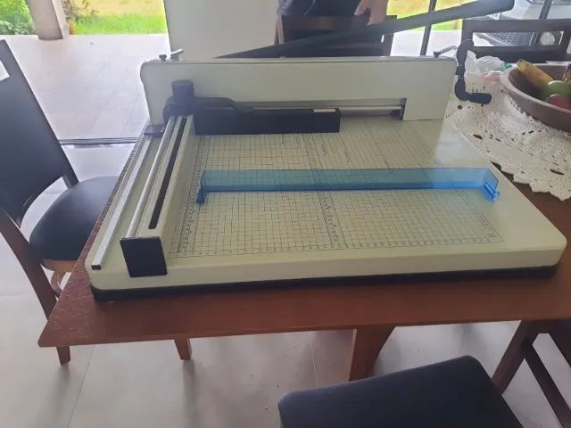 Vendo Gilhotina Semi-Automatica Tamanho A3 Grande Corta até 300 folhas - Foto 2