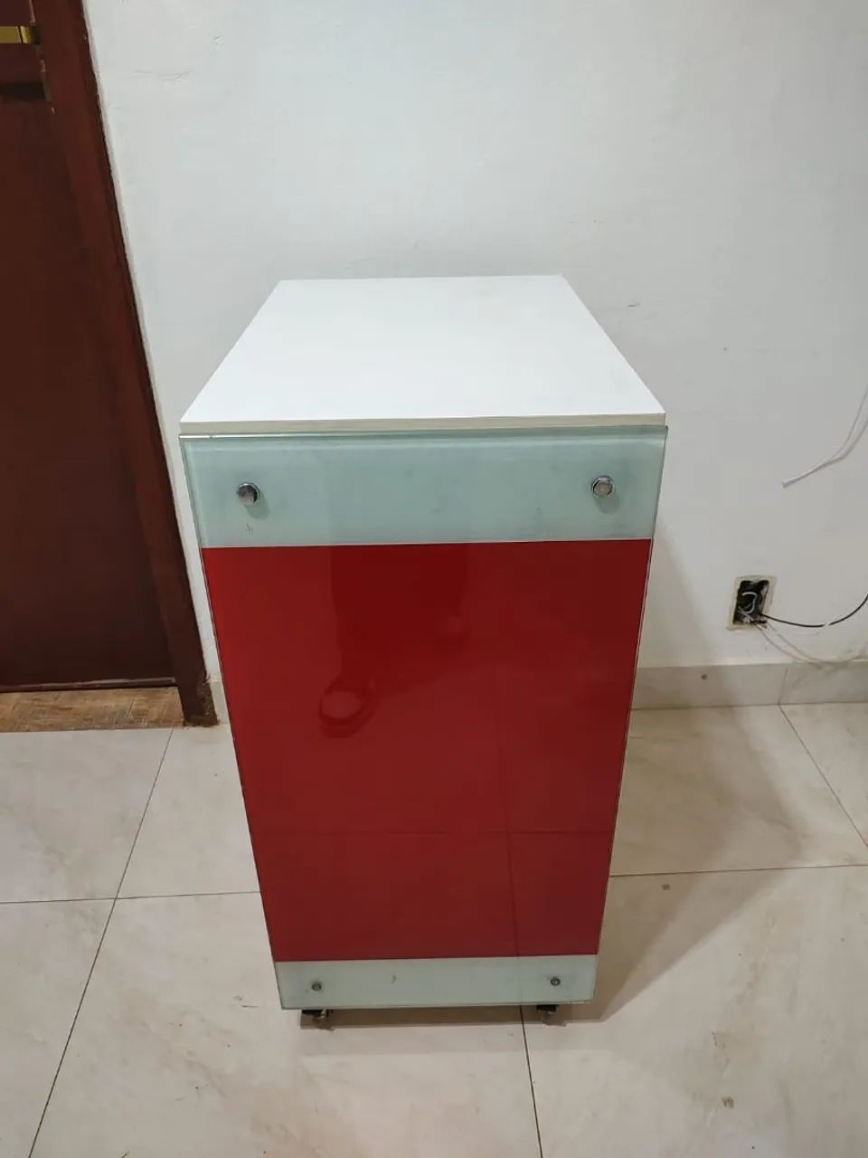 Aparador expositor branco com a lateral de vidro vermelho  - Foto 2