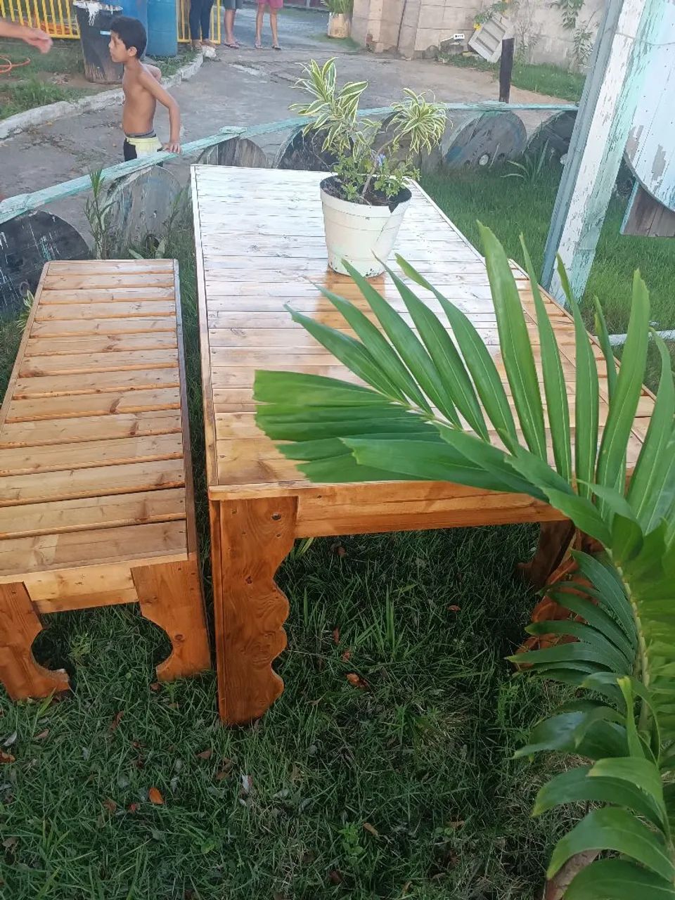 Mesa e bancos de madeira 