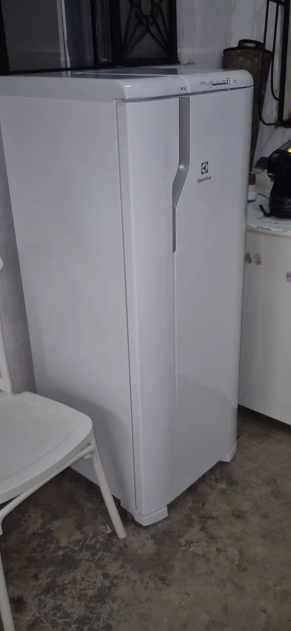 GELADEIRA ELECTROLUX 240L