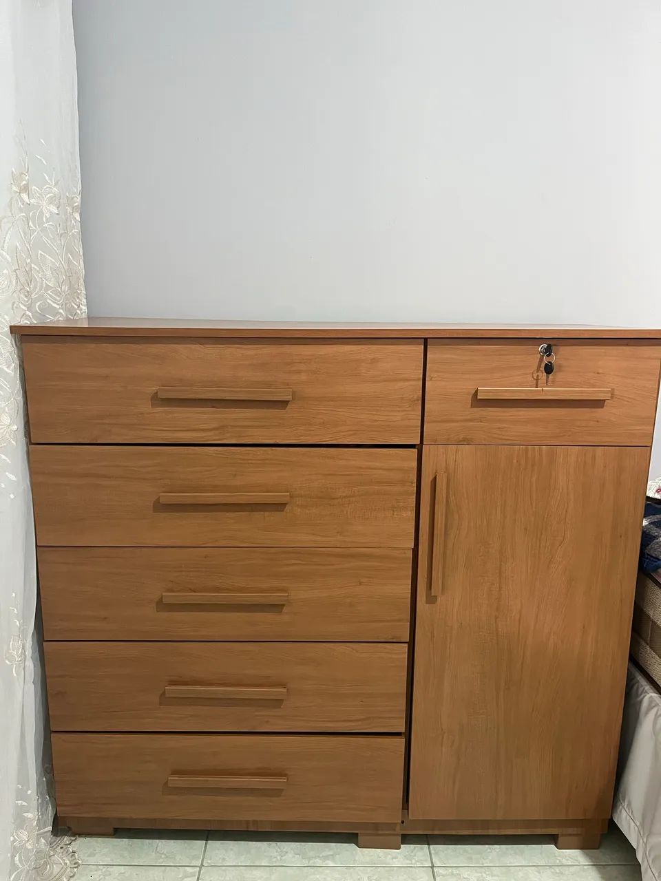 Cômoda 6 gavetas e uma porta 