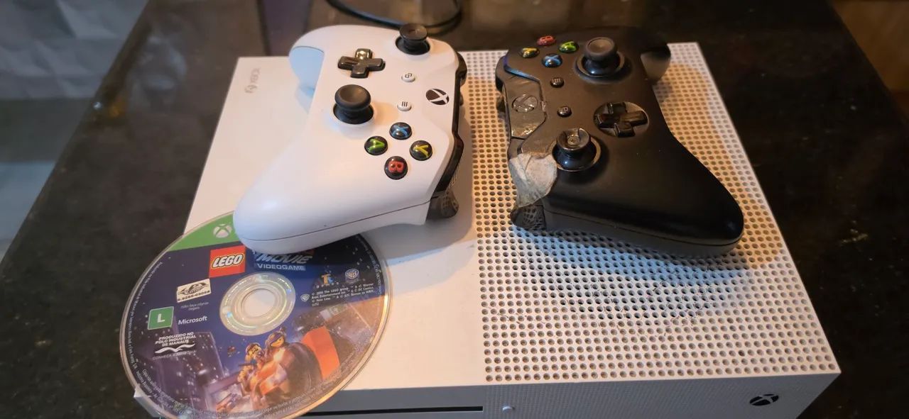 Xbox one s acompanha um jogo CD e 2 controle 