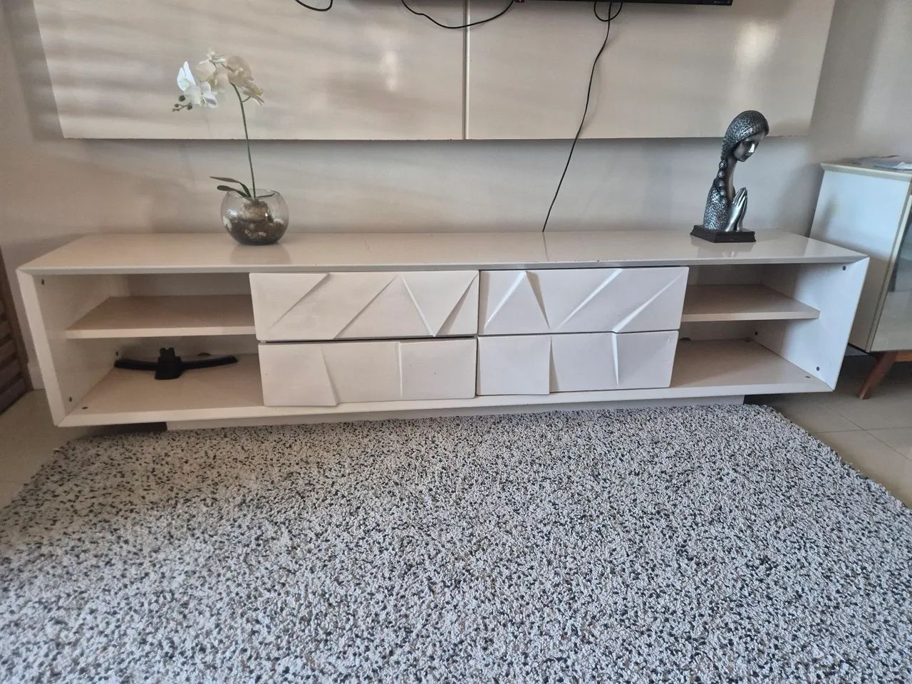 Excelente  painel de parede com rack cor bege para sua casa - Foto 5