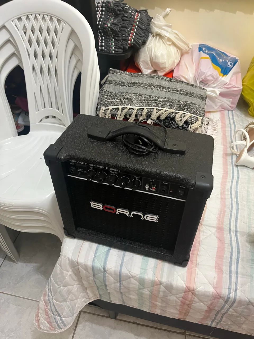 Contrabaixo e Amplificador Borne