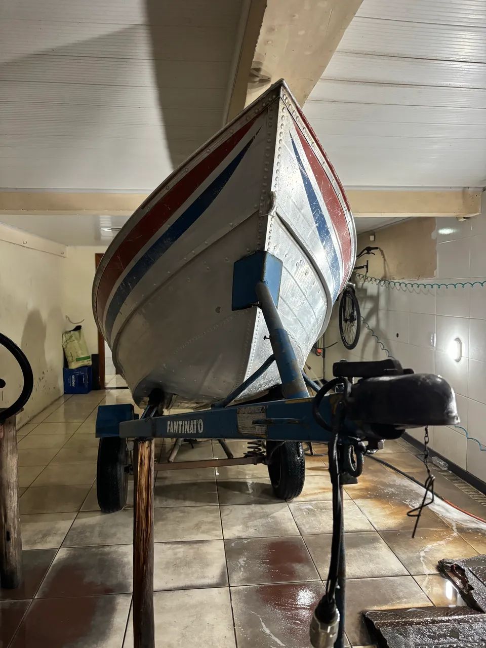 Barco com motor e carretinha