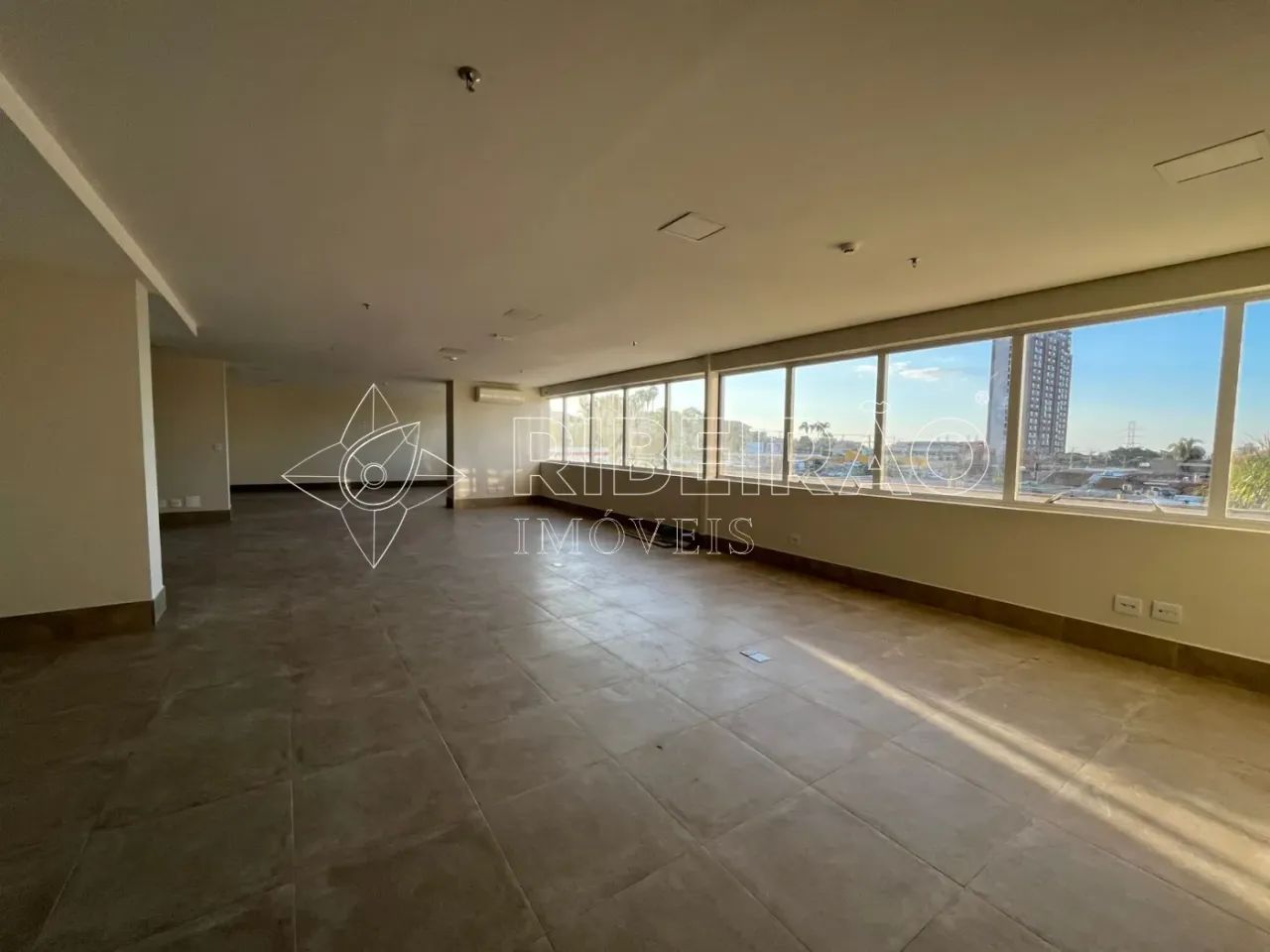 Salão comercial de 300m² para venda e locação no edifício Trio Office