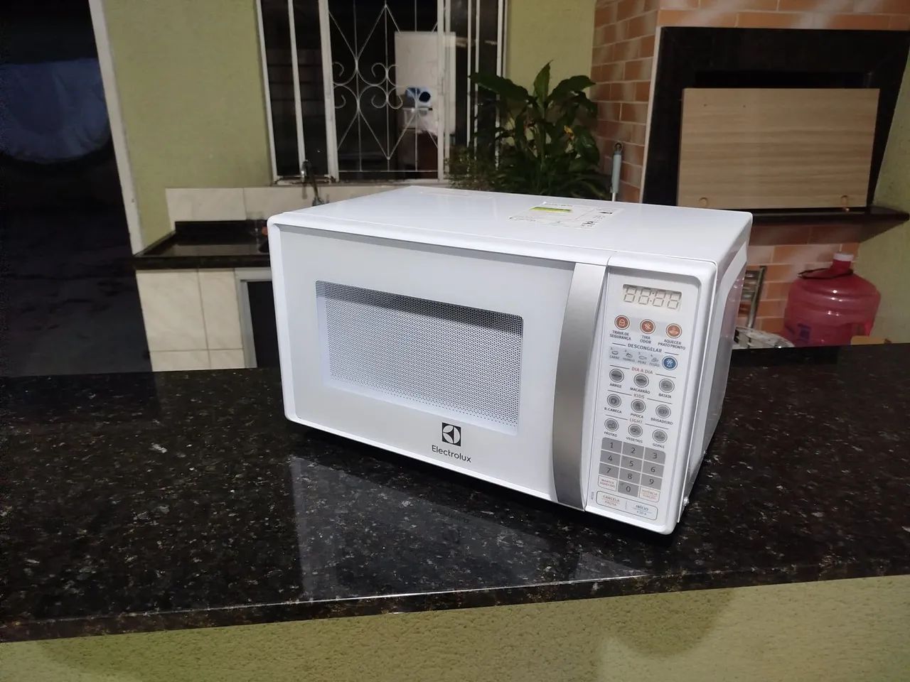 Microondas Electrolux 20L 127v SEMI NOVO, Modelo MTO30, IMPECÁVEL, Acompanha o Manual. - Foto 2
