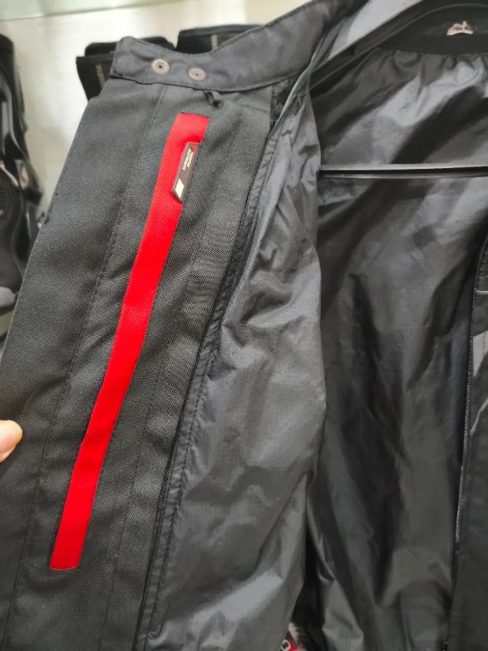 Jaqueta Dainese 50 Eur verao inverno com forro e titânio no ombro  - Foto 8