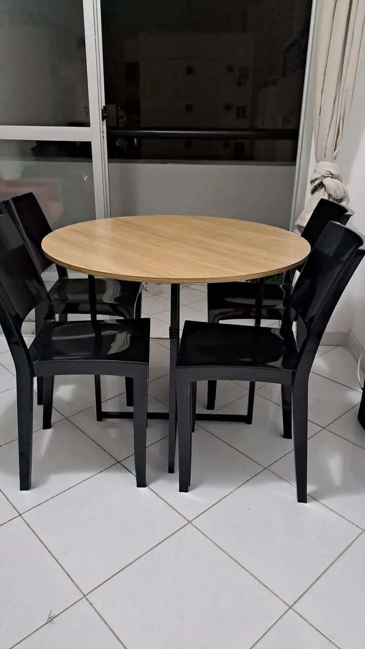 Cunjunto mesa de jantar com 4 cadeiras - muito conservada e linda
