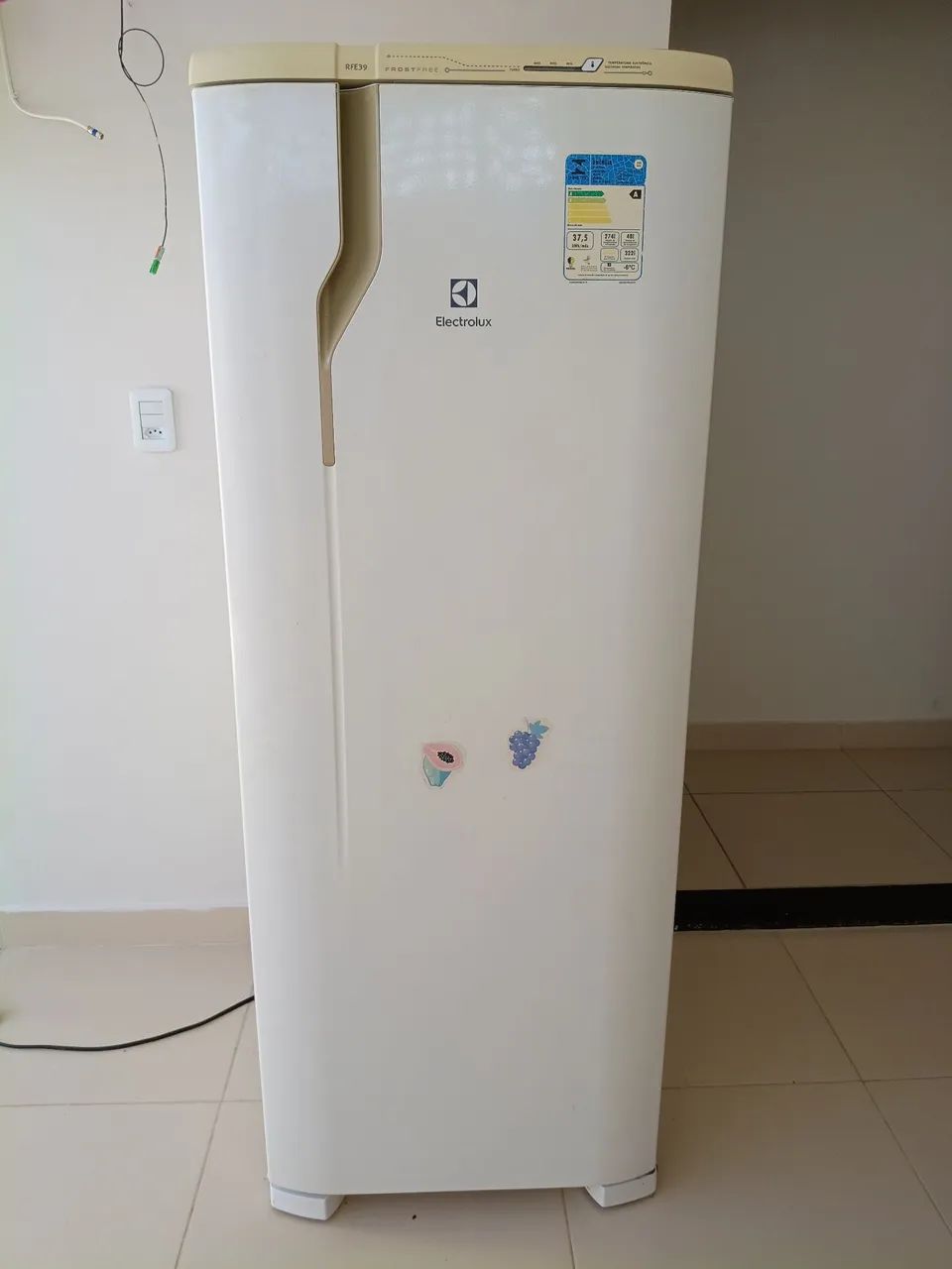 ゲラゲラ1st〜3rd Geladeira Eletrolux Frost Free 322L - Geladeiras e Freezers