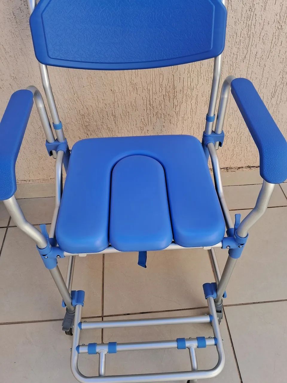 CADEIRA DE LUXO  EM ALUMÍNIO E ESTOFADA PARA BANHO NOVA - Foto 2