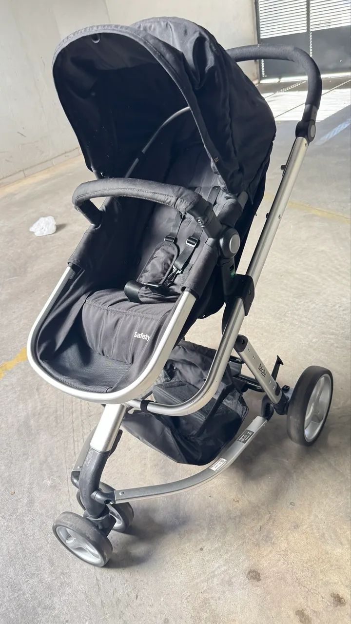 Carrinho com Bebê Conforto Safety