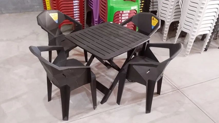 Jogo 4 Poltronas + Mesa Dobrável Plástica 