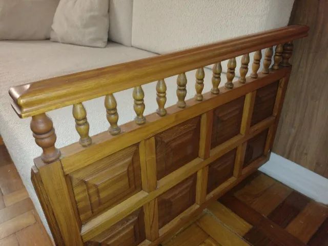 SOFÁ CAMA, JACARANDÁ E TECIDO BOUCLE OFF WHITE