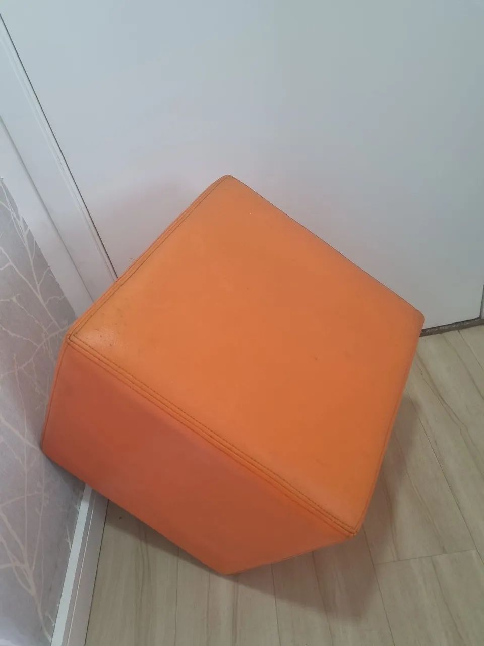 Puff laranja 44 x 44 X 44 cm. De qualidade, seminovo,  retira  - Foto 3