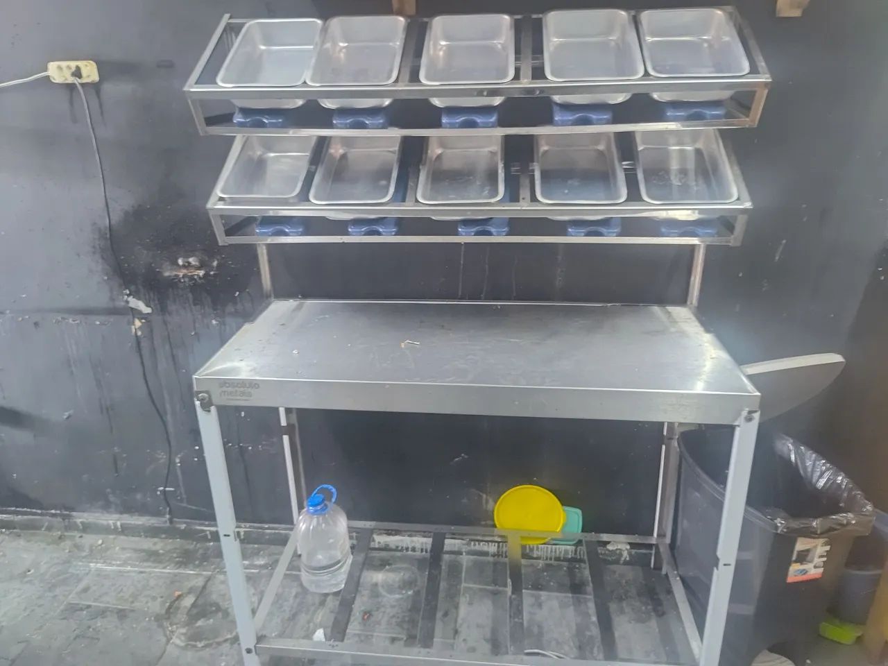 VENDE-SE MESA PORTA CONDIMENTOS - 10 CUBAS - ALUMÍNIO  - Foto 2