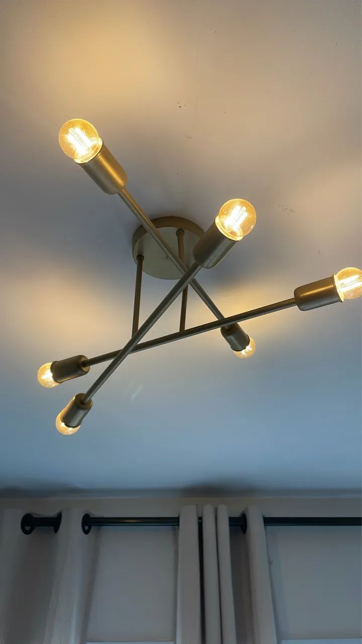Luminária de teto dourada com lâmpadas