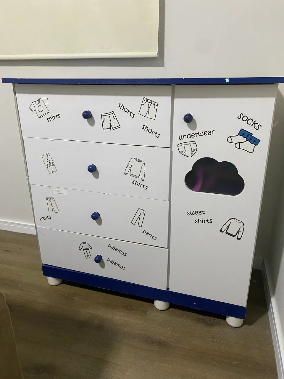 Cômoda 3 gavetas 1 porta