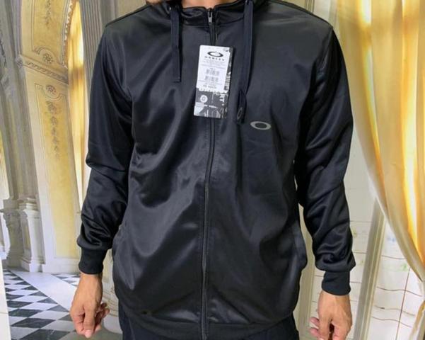Corta vento Oakley preto
