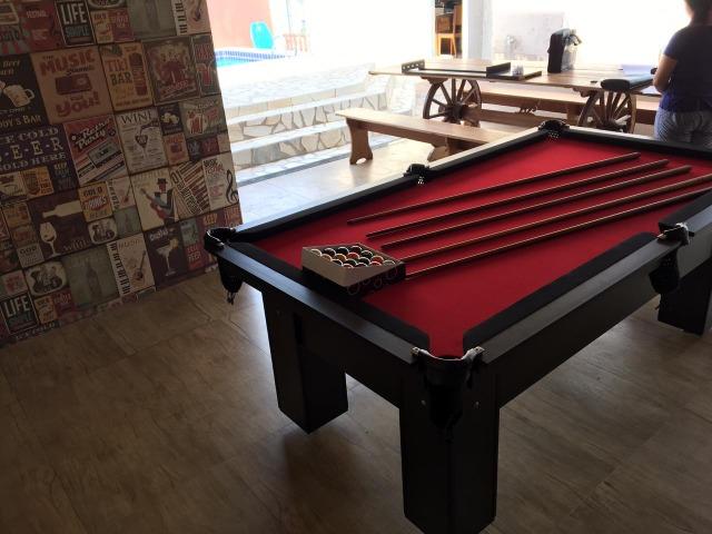 Mesa de Sinuca e Bilhar Cor Preta Tecido Vermelho e Borda Preta Mod. JKRL0332 - Foto 2