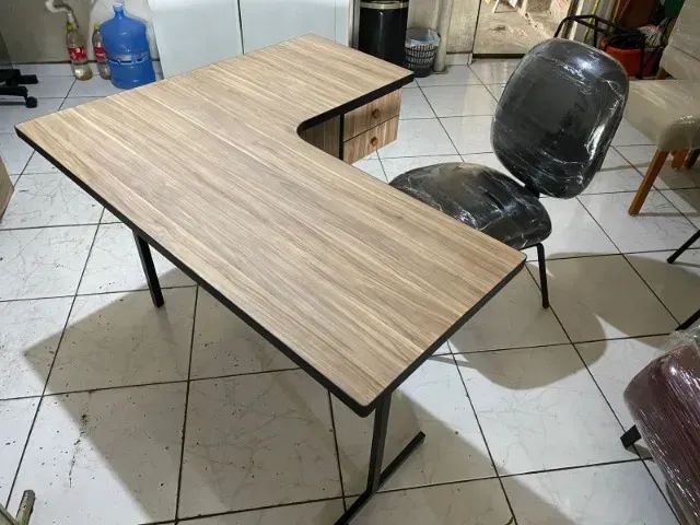 nov - mesa em L para escritório com perna de ferro cor carvalho - frete gratis