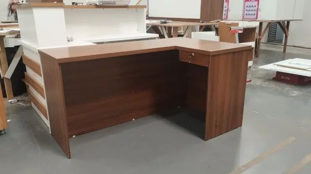 mesa em L ameixa negra ripada em branco - Foto 4