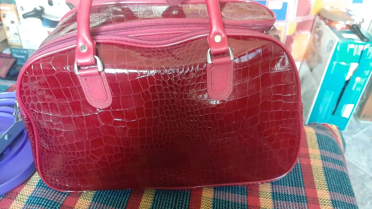 Bolsa de viagem envernizada média