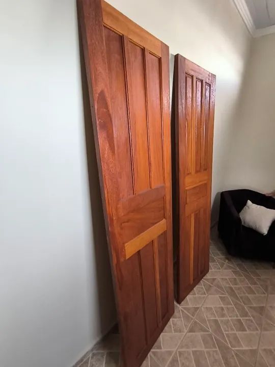 Par de Portas de Madeira Maciça. 0,6m x 1,90 m - Foto 2