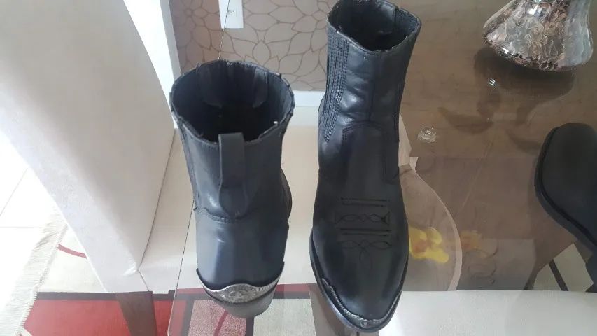 Par Botas Couro Preta Bicos Fino e Quadrado N:39/40 Seminovas !!! - Foto 5