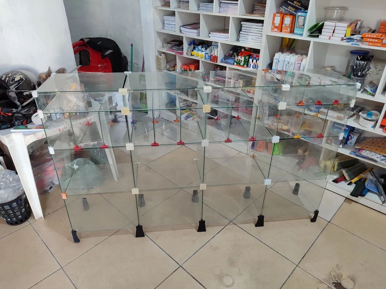 Vitrine com baleiro embutido 