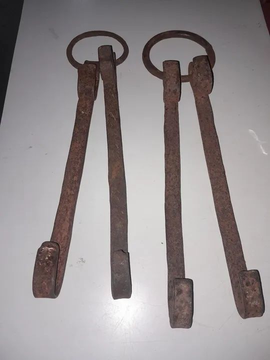 Par de ferros de pendurar barril 