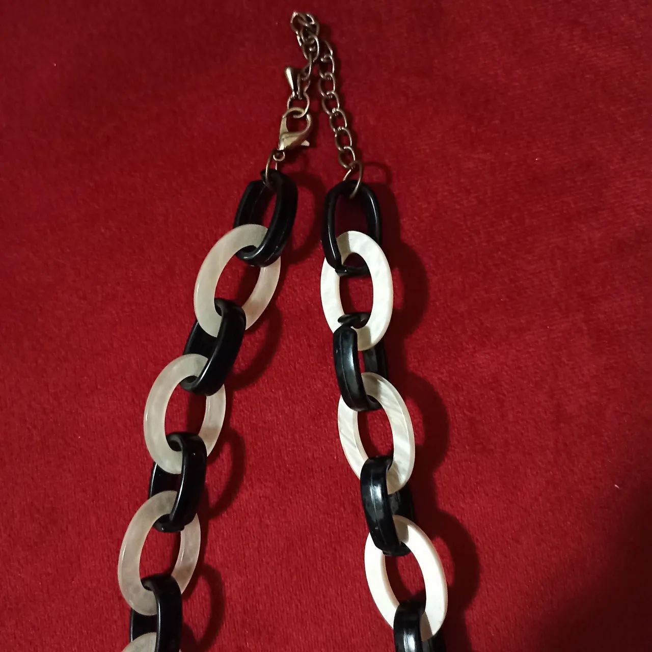 Lindo colar curinga pra combinar com tudo. Cor off com preto. - Foto 4