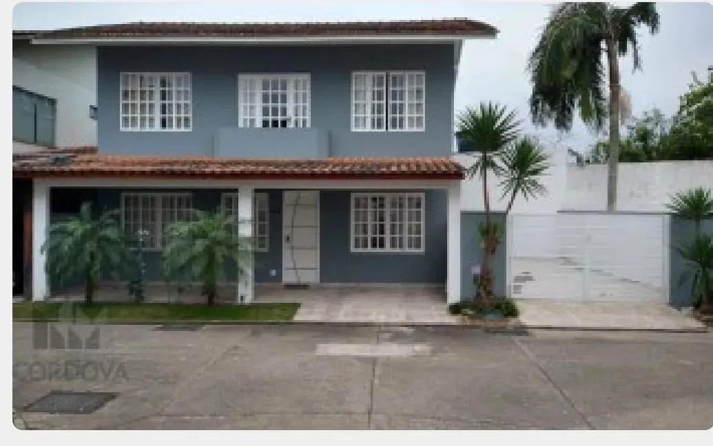 Excelente sobrado a venda no centro de Balneário Camboriú em condomínio fechado , poucas c