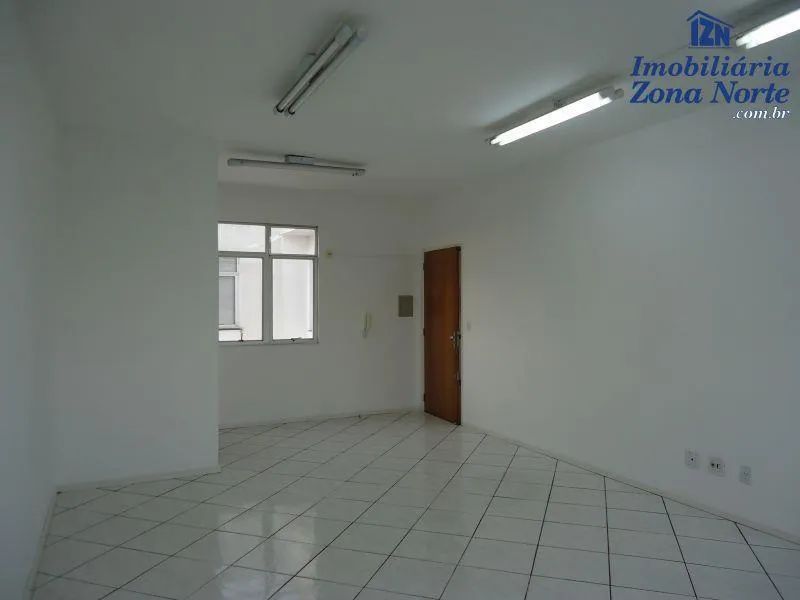 Sala comercial bem iluminada, com banheiro privativo, aprox.30m². No 5º andar, frente, ens - Foto 4