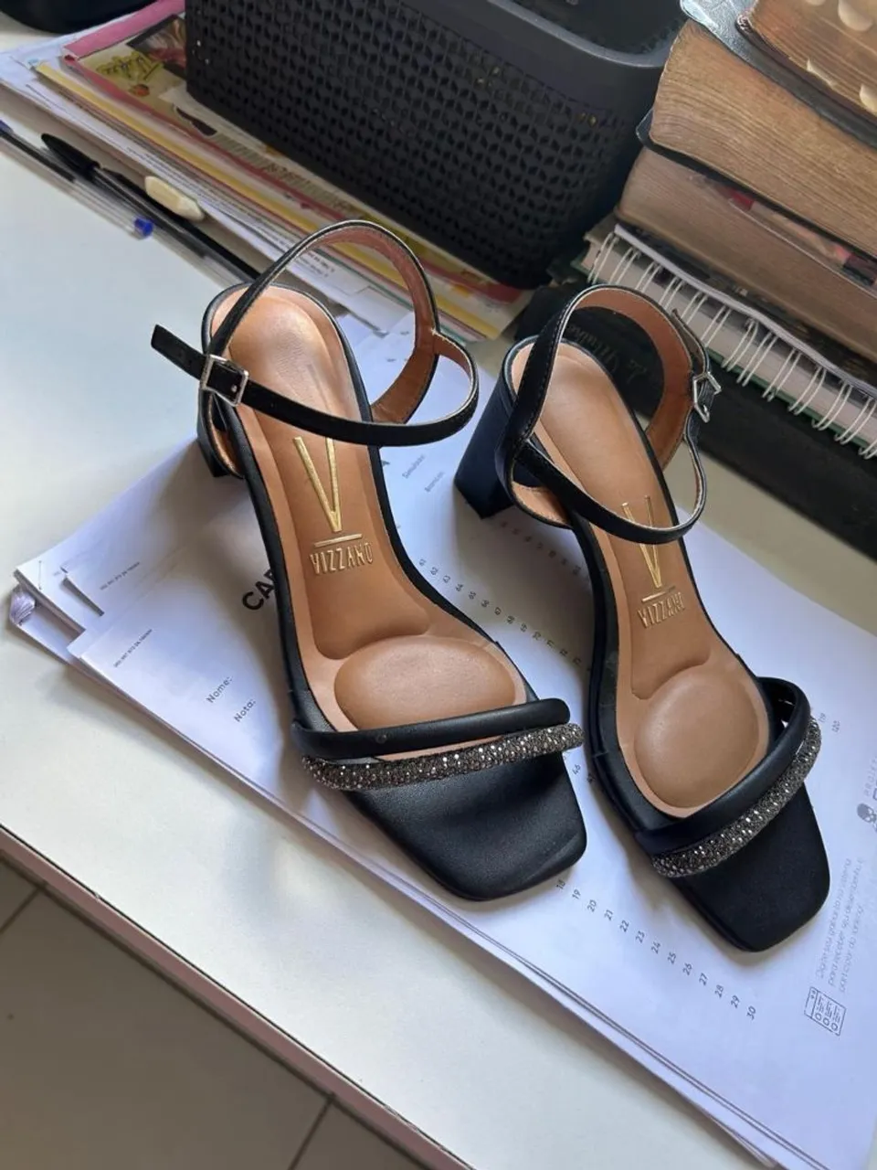 Sapato Vizzano Preto com Strass
