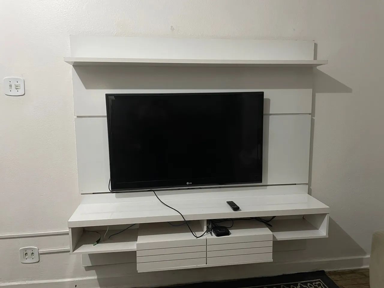 Painel para TV branco com prateleiras