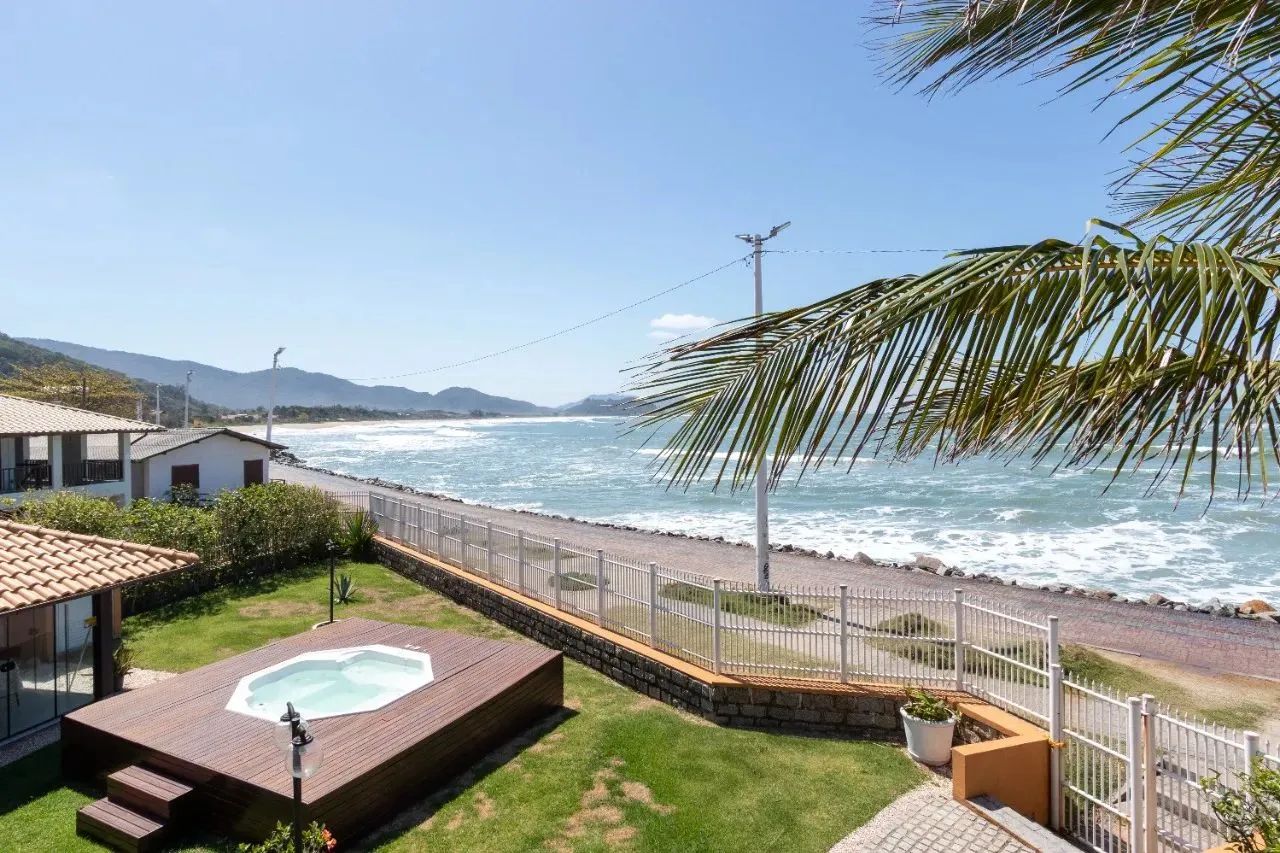 FANTÁSTICA CASA FRENTE MAR NA PRAIA DA ARMAÇÃO NO SUL DA ILHA