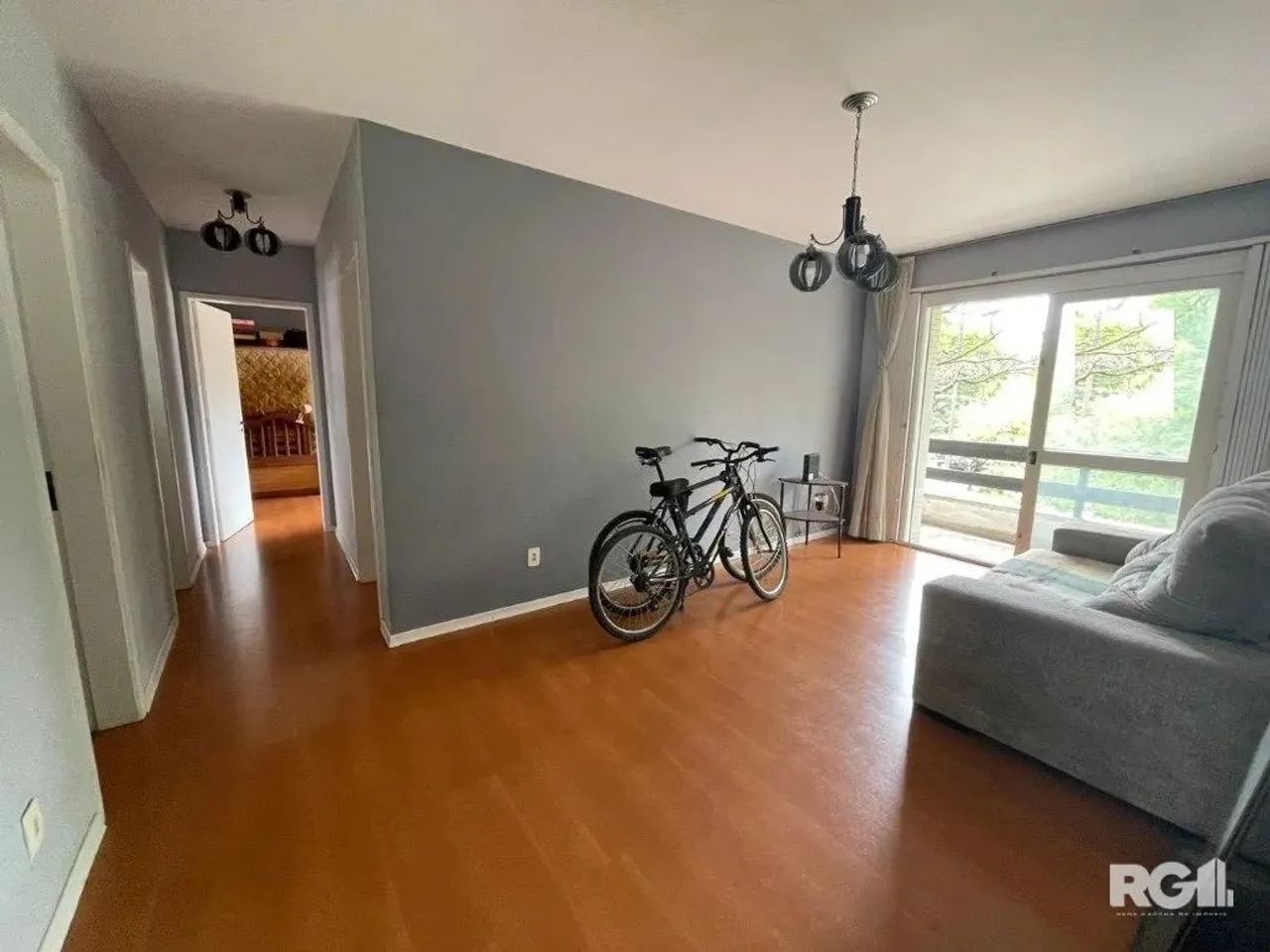 Apartamento de 2 dormitórios sendo um com sacada, sala com sacada, lavabo e banheiro socia - Foto 2