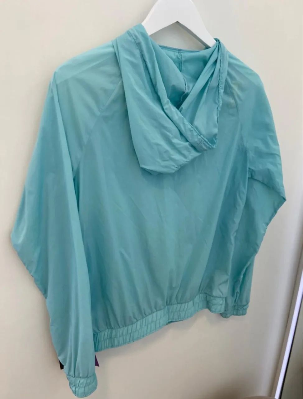 Jaqueta corta vento azul turquesa  - Foto 3