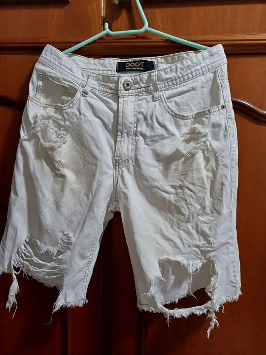 Bermuda masculina rasgada