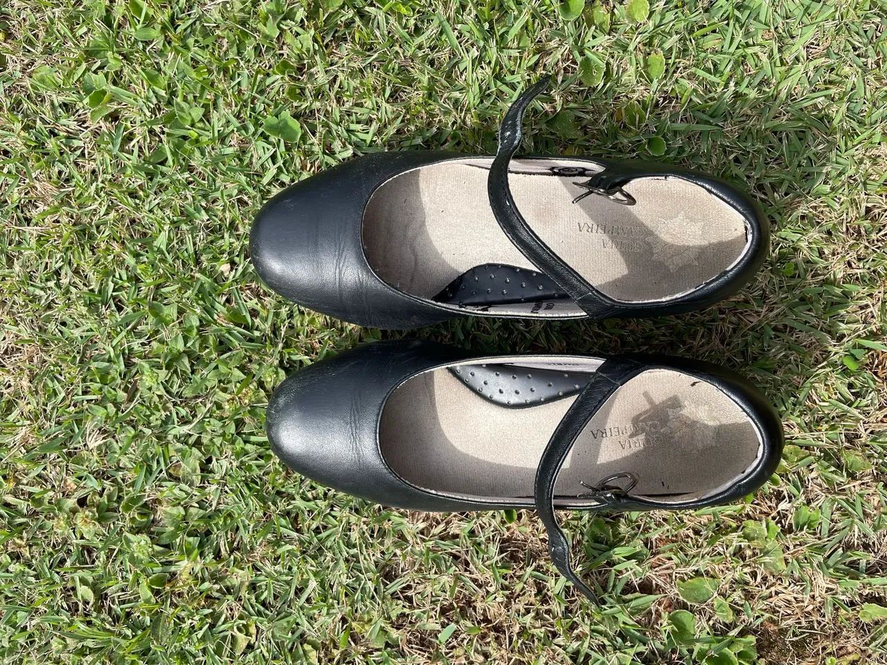 Sapatos pretos de salto baixo