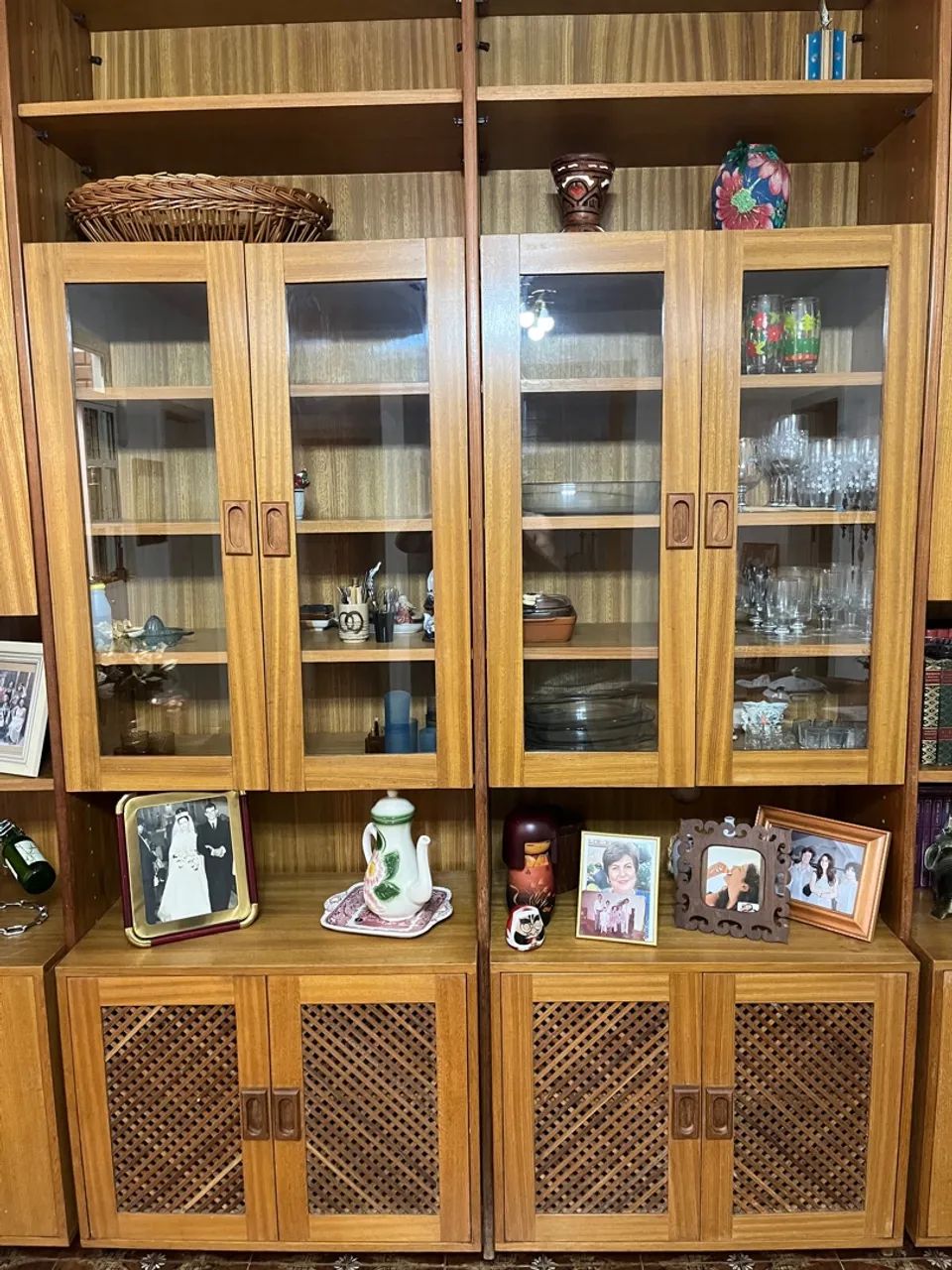 Conjunto de Armários de Madeira com Prateleiras e Vitrines - Foto 6