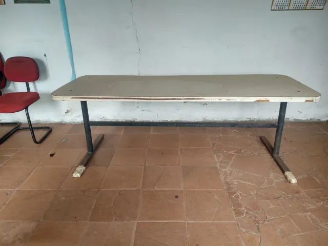 Vendo Mesa Grande com Tampo Claro e Base de Metal