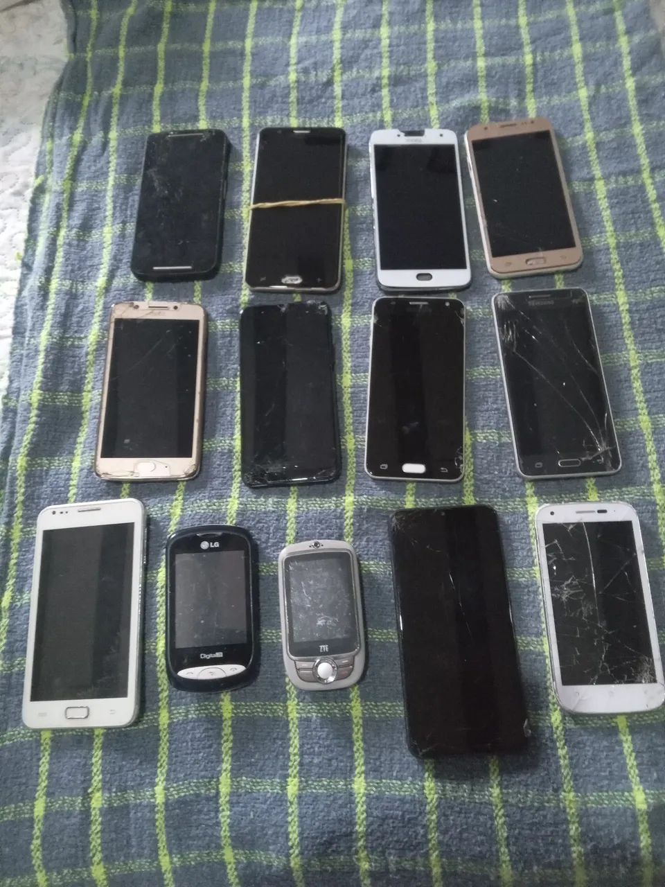 13 aparelhos celulares diversos, leia o anúncio