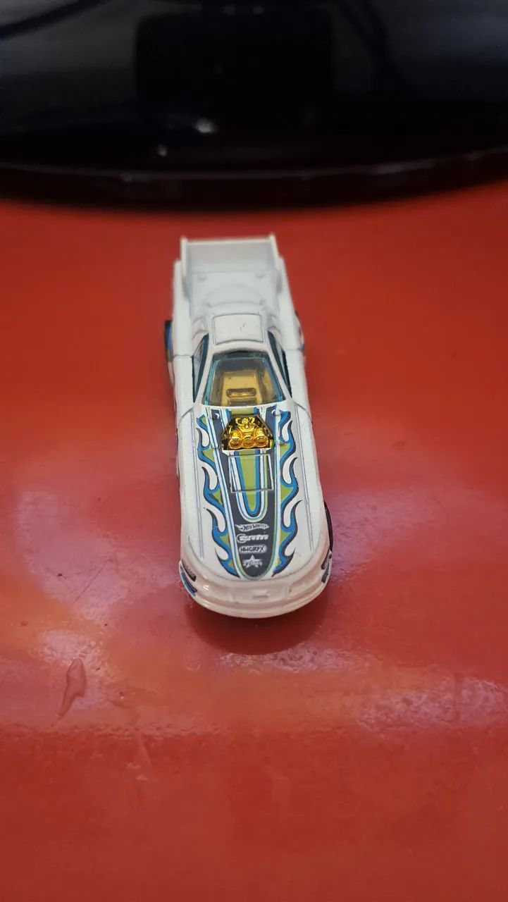 Carrinho Hot Wheels Branco com Detalhes