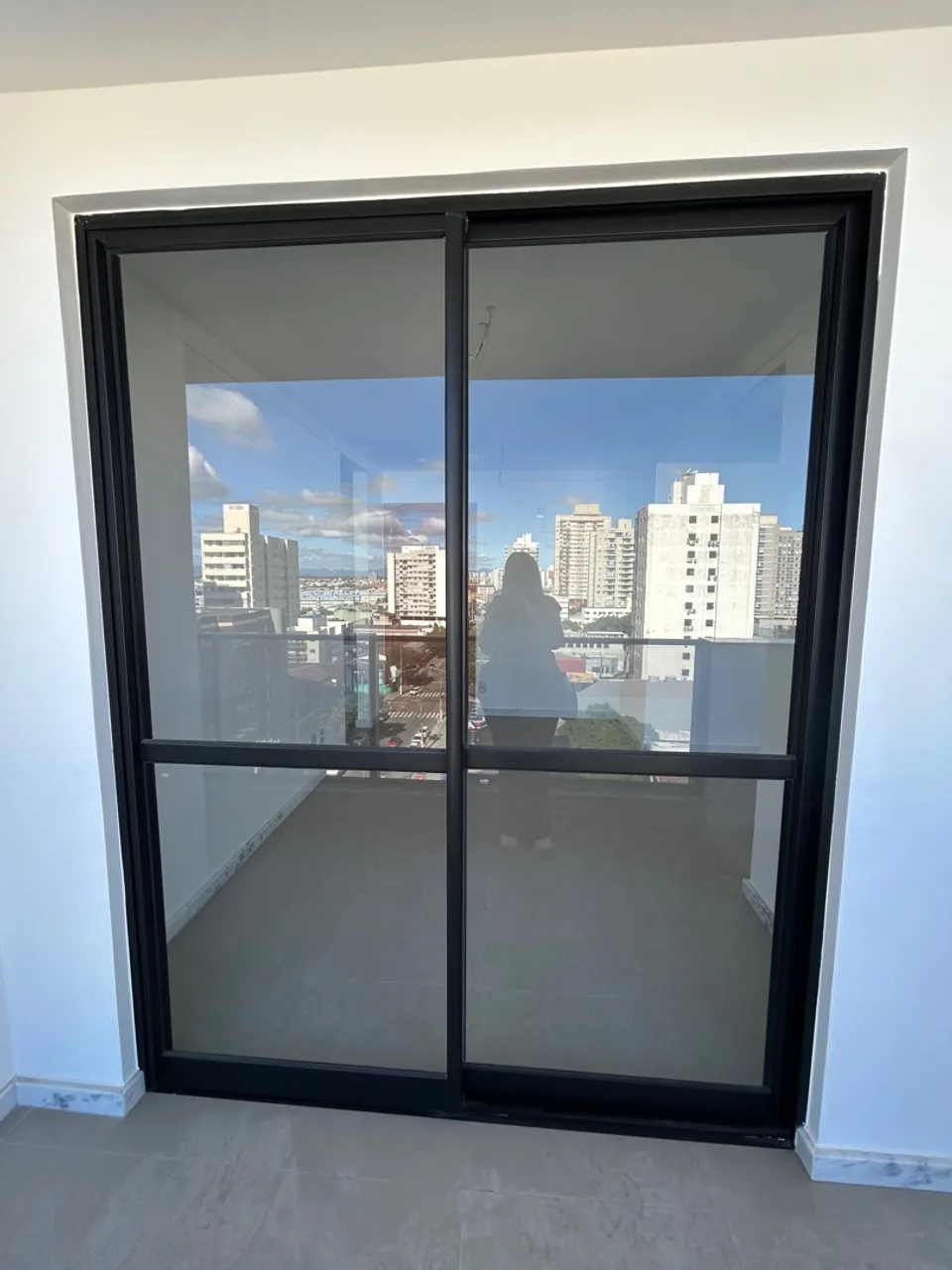 Porta de correr em alumínio preto e vidro