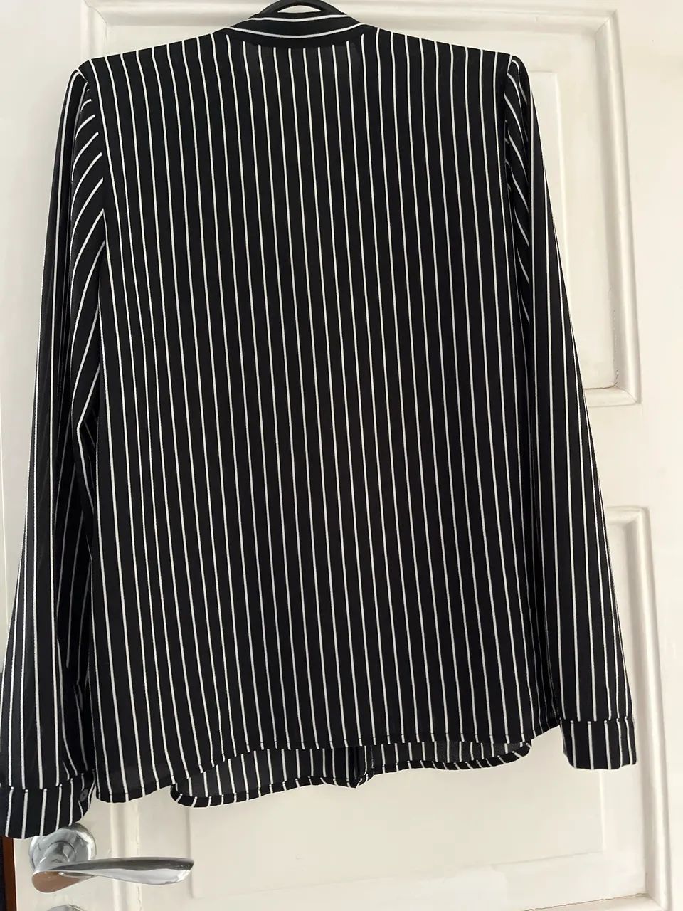 Camisa manga longa forever 21, listrada em preto e branco, tamanho M  - Foto 4