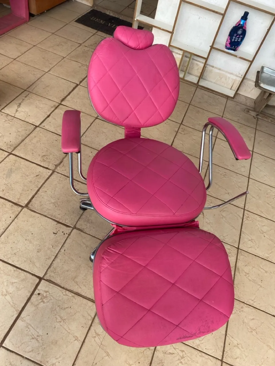 Cadeira de Cabeleireiro Rosa com Apoio para Pés e Braços