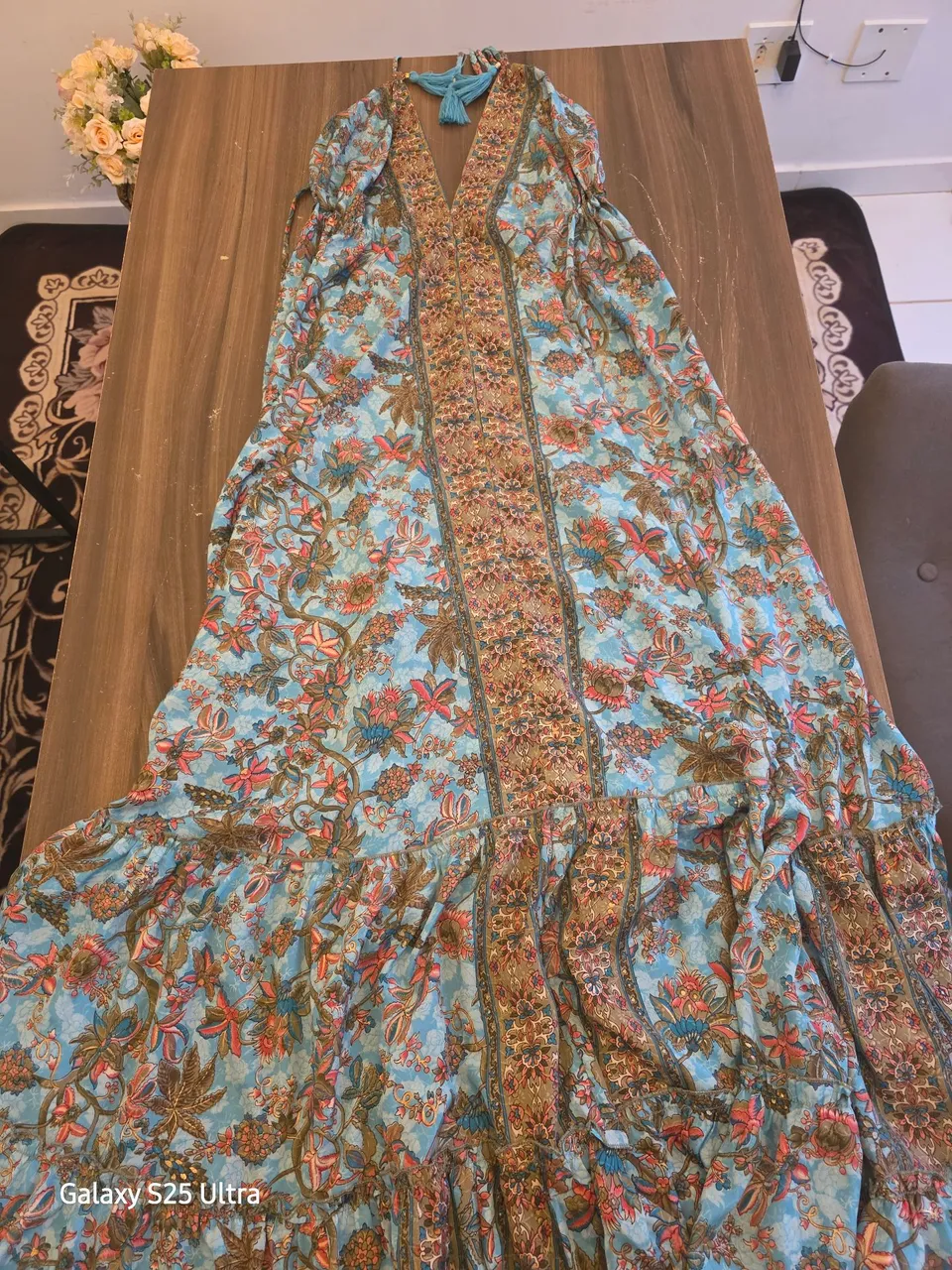 Vestido Longo Estampado Floral Azul e Detalhes Dourados